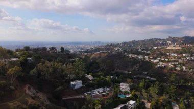 11 Şubat 2025 'te Los Angeles, Kaliforniya' da kaydedilen nefes kesici hava görüntülerinde şehrin gökyüzü manzarası muhteşem bir şekilde kayan tepelerin üzerinde ilerleyen bir insansız hava aracı görülüyor. Lüks yamaçlar