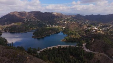 Hollywood Reservoir 'ın 12 Şubat 2025' te Los Angeles 'taki hava görüntüleri. İnsansız hava aracı ilerler, sakin gölü, yeşilliği ve engebeli tepeleri gözler önüne serer.
