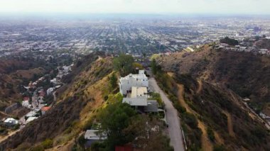 11 Şubat 2025 'te Los Angeles' taki Hollywood Hills 'in çarpıcı hava görüntüleri çekildi. İnsansız hava aracı, geniş şehir manzarasının panoramik manzaralı lüks yamaç arazilerini gözler önüne sererek ilerler. Şey...