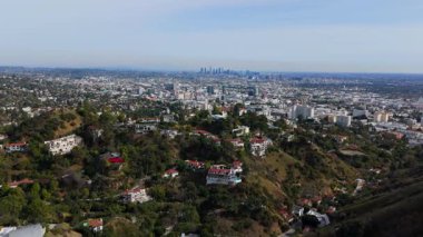 11 Şubat 2025 'te Los Angeles, Kaliforniya' da, şehrin nefes kesici panoramik manzaralı lüks yamaçlarda ilerleyen bir dronu gösteren çarpıcı hava görüntüleri.