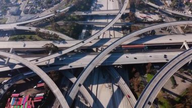 Dinamik İHA görüntüleri, Los Angeles, Kaliforniya 'daki dünyanın en büyük ve en karmaşık otoyol kavşaklarından birinin üzerinde ilerliyor. Klipte çarpıcı bir katmanlı ağ var.