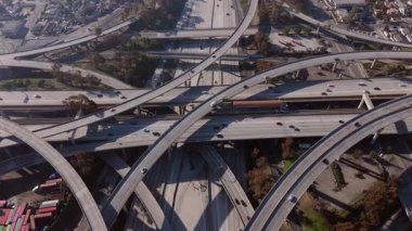 Los Angeles, Kaliforniya 'daki en büyük ve en karmaşık çok katlı otoyol sistemlerinden biri olan Yargıç Harry Pregerson Kavşağı' nın nefes kesici 4K hava görüntüsü. Bu sinematik dron görüntüsü