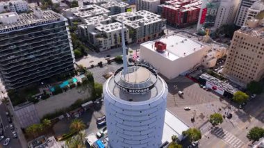 Hollywood, Los Angeles, Kaliforniya 'daki Capitol Records Tower' ın editoryal hava görüntüleri 10 Mart 2025 'te çekildi. İnsansız hava aracı bu ikonik silindirik bina etrafında dairesel bir yörünge yakalıyor.