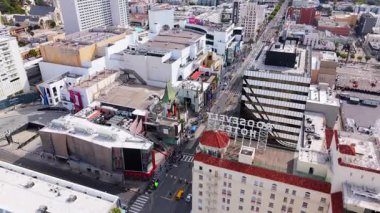 Yüksek çözünürlüklü insansız hava aracı görüntüleri Los Angeles, Kaliforniya 'daki ikonik TCL Çin Tiyatrosu ve Hollywood Şöhret Yolu' nu yakalıyor. Turistlerin hava manzarası, sokak aktivitesi ve tarihi mimari