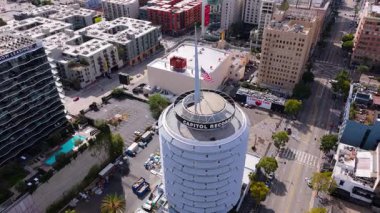 Hollywood, Los Angeles, Kaliforniya 'daki Capitol Kayıt Kulesi' nin hava görüntüleri 10 Mart 2025 'te çekildi. İnsansız hava aracı bu ikonik silindirik bina etrafında dairesel bir yörünge yakalıyor.