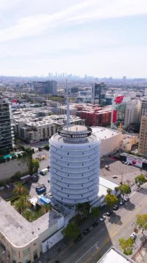 Hollywood, Los Angeles, Kaliforniya 'daki Capitol Records Tower' ın dikey yayın görüntüleri 10 Mart 2025 'te çekildi. İnsansız hava aracı bu ikonik silindir etrafında dairesel bir yörünge yakalıyor.