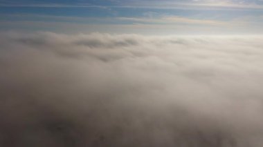 Yoğun bulutların üzerinde uçan bir dronun nefes kesici görüntüsü, gökyüzünü büyüleyici bir şekilde yakalıyor. Yumuşak sabah ışığı rüya gibi bir atmosfer ekler, bu da onu sinema için ideal kılar.