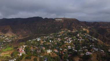 10 Ekim 2024 'te Los Angeles, Kaliforniya' daki Hollywood tabelasına yaklaşan bir insansız hava aracının hava görüntüleri. Görüntülerde engebeli Hollywood Tepeleri, lüks yamaçlardaki evler