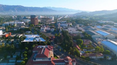 Warner Bros. Stüdyoları 'nın Burbank, California' daki insansız hava aracı uçuşunu gösteren editörel hava görüntüleri. Görüntülerde stüdyolar ikonik stüdyolar, üretim alanları ve çevre şehirler gösteriliyor.