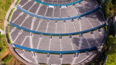 Los Angeles, Kaliforniya 'daki Hollywood Bowl Amfitiyatrosunun insansız hava aracı görüntüleri. Yukarıdan yakalanan simetrik oturma düzeni ve belirgin kemerli sahne yeşil tepelerle çevrilidir.