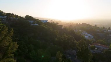 Los Angeles 'taki lüks dağ evlerinin nefes kesen görüntüleri, altın saat sırasında çekildi. İnsansız hava aracı yemyeşil, modern villalar, özel havuzlar ve manikürlü manzaralar üzerinde süzülüyor.