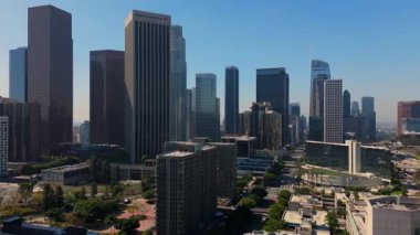 İHA 14 Nisan 2025 'te Los Angeles şehir merkezindeki gökdelene doğru uçarken çekildi. Çerçevede, Bank of America ve Wilshire Grand 'ın da aralarında bulunduğu ikonik ofis kuleleri yer alıyor.
