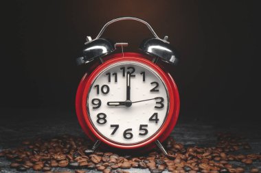 Koyu arkaplan tahıl grubunda kahverengi kahve çekirdeklerinin ön görüntüsü