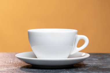 Açık yüzeydeki kahve fincanının önü. Kakao iç. Tahıl olmasın.