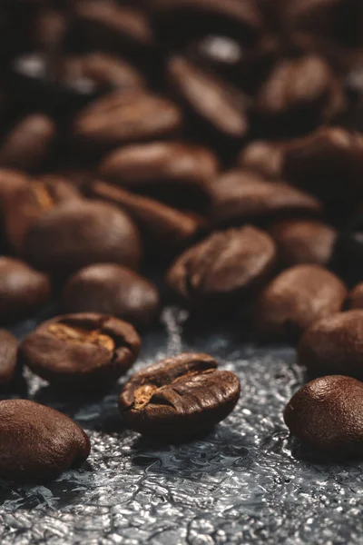 Kahverengi Kahve Çekirdeklerini Koyu Yüzey Tahılında Yakından Görmek — Stok fotoğraf