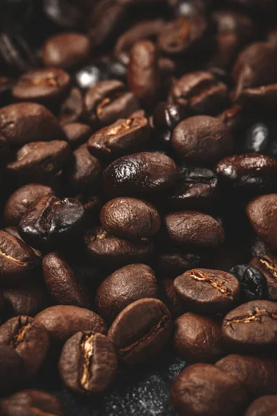 Nahaufnahme Brauner Kaffeesamen Auf Dunkler Oberflächenstruktur — Stockfoto