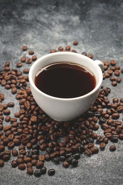 Närbild Bruna Kaffefrön Med Kopp Kaffe Mörk Yta Texturerad Kakao — Stockfoto