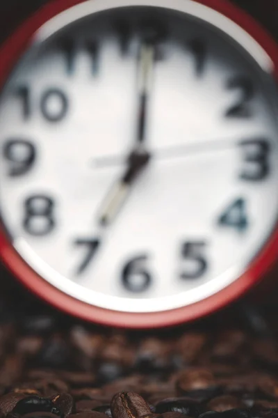 Close Vista Sementes Café Marrom Com Relógios Vermelhos Superfície Escura — Fotografia de Stock