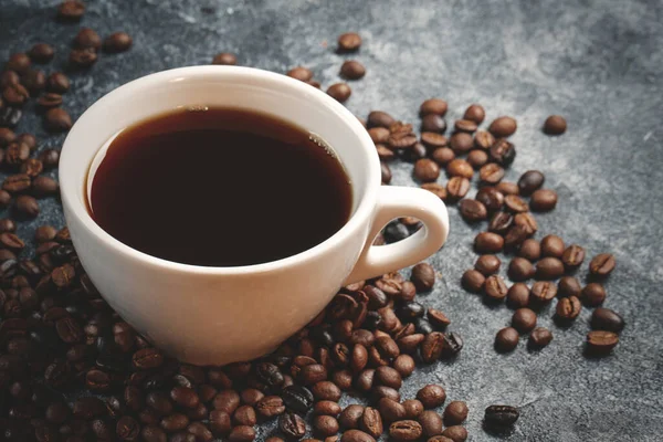 Zbliżenie Widok Nasion Kawy Kawą Ciemnej Powierzchni Kakao Teksturowane Ziarna — Zdjęcie stockowe