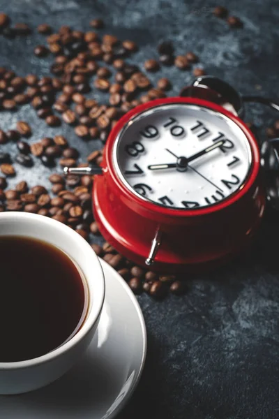 Close Zicht Koffiezaden Met Kopje Koffie Klokken Donkere Oppervlak Graan — Stockfoto