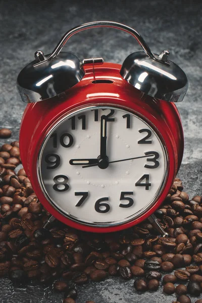 Vista Frontal Sementes Café Marrom Com Relógios Fundo Escuro Texturizado — Fotografia de Stock