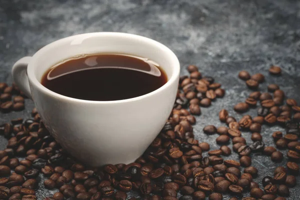 Vooraanzicht Van Bruine Koffiezaden Met Kopje Koffie Donkere Oppervlakte Groep — Stockfoto