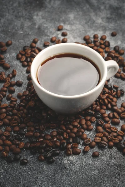 Vooraanzicht Van Bruine Koffiezaden Met Kopje Koffie Donkere Achtergrond Getextureerde — Stockfoto