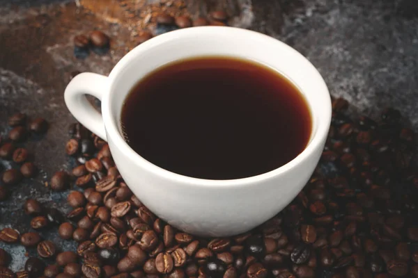 Framsidan Bruna Kaffefrön Med Kopp Kaffe Mörk Yta Spannmål Grupp — Stockfoto