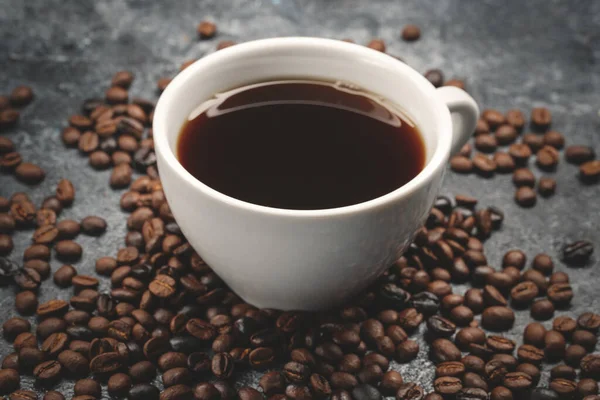 Vooraanzicht Van Bruine Koffiezaden Met Kopje Koffie Donkere Ondergrond Getextureerde — Stockfoto