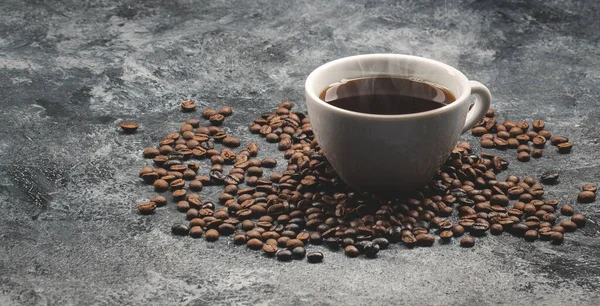 Framsidan Bruna Kaffefrön Med Kopp Kaffe Mörk Yta Strukturerad Spannmål — Stockfoto