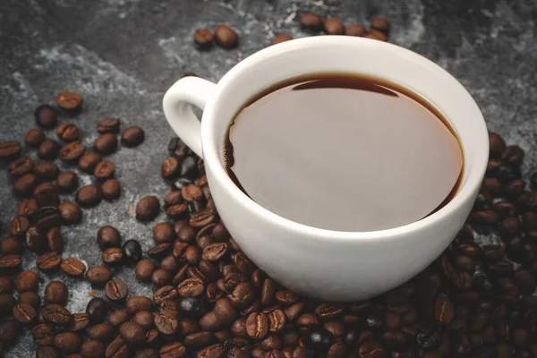 Widok Przodu Brązowe Nasiona Kawy Filiżanką Kawy Ciemnej Powierzchni Teksturowanej — Zdjęcie stockowe