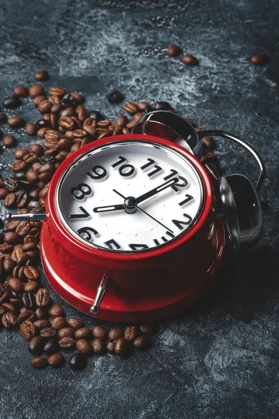 Vista Frontal Sementes Café Com Relógios Superfície Escura Texturizado Grupo — Fotografia de Stock