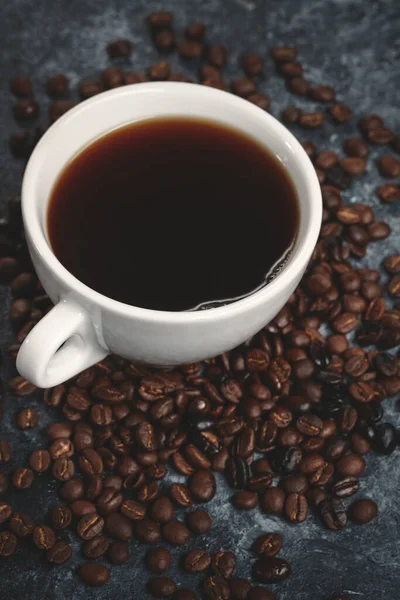 Widok Przodu Nasiona Kawy Filiżanką Kawy Ciemnej Powierzchni Teksturowane Ziarna — Zdjęcie stockowe