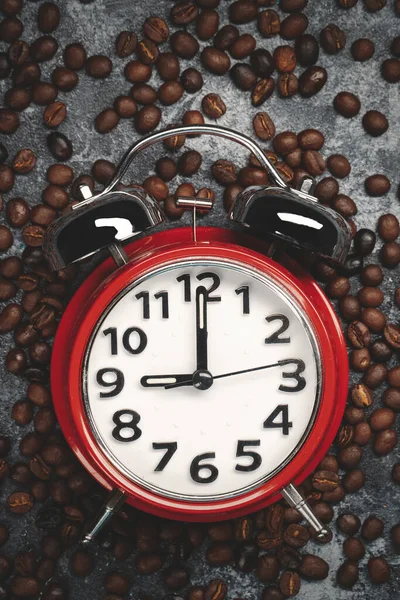 带有钟表的深色表面纹理可可豆籽粒的咖啡豆种子顶部视图 — 图库照片