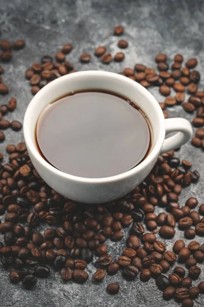 Bovenaanzicht Van Bruine Koffiezaden Met Kopje Koffie Donkere Oppervlaktegroep Graan — Stockfoto