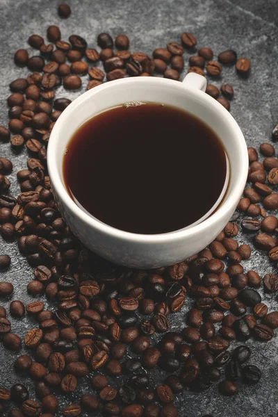 Ovanifrån Bruna Kaffefrön Med Kopp Kaffe Mörk Yta Grupp Strukturerad — Stockfoto