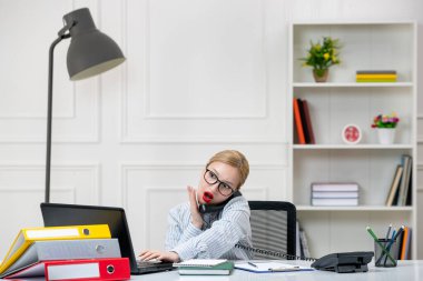 Ofisteki sekreter iş yüklüydü. Gömlekli sevimli sarışın kız şok olmuştu.