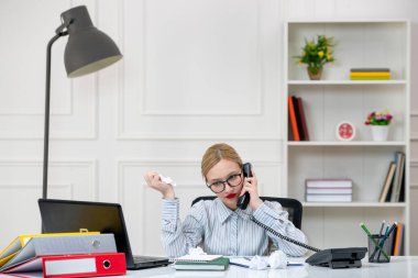 Ofisteki sekreterin iş yükünü tişörtlü sevimli sarışın kız el sallıyor.