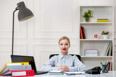 Sekreter, güzel sarışın, ofiste iş yükü ciddi olan genç kız.