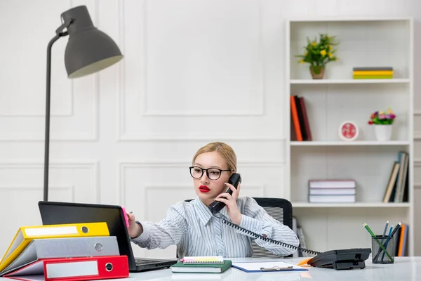 Sekretärin Büro Schöne Süße Blonde Junge Mädchen Hemd Mit Arbeitsbelastung — Stockfoto