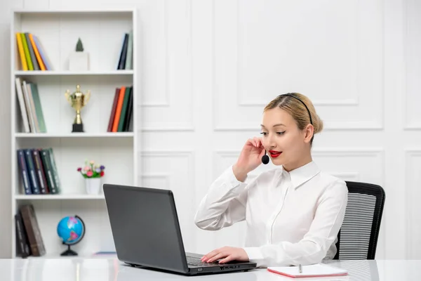 Kundenservice Nettes Blondes Mädchen Bürohemd Mit Headset Und Computer Sprechen — Stockfoto