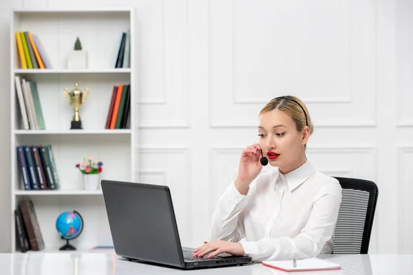 Kundenservice Nettes Blondes Büromädchen Mit Headset Und Computer Gespräch Mit — Stockfoto