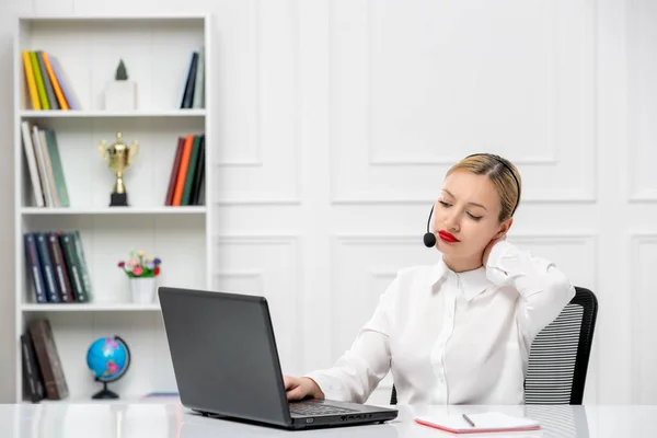 Müşteri Hizmetleri Şirin Sarışın Ofis Tişörtü Kulaklık Bilgisayar Daktilosu — Stok fotoğraf