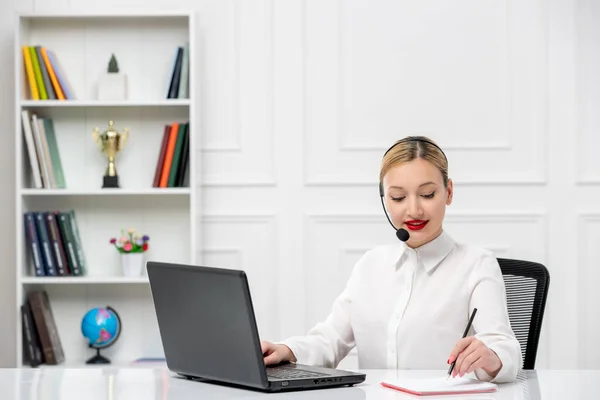 Kundenservice Nettes Blondes Mädchen Bürohemd Mit Headset Und Computer Notizen — Stockfoto