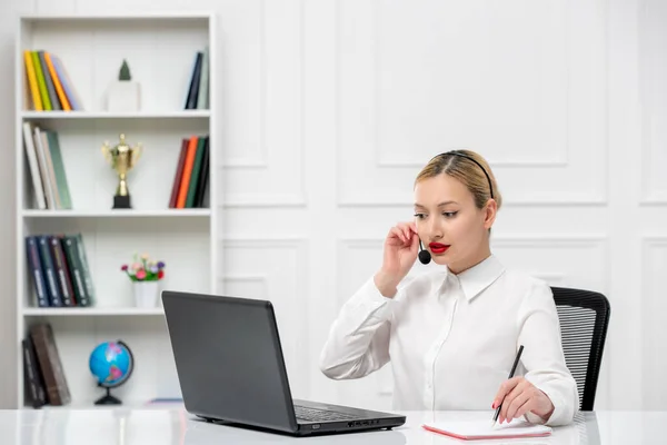 Kundenservice Nettes Blondes Büromädchen Mit Headset Und Computer Gespräch Mit — Stockfoto
