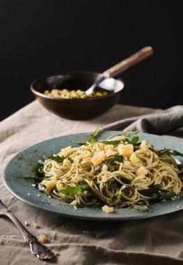 Ev yapımı roka-fesleğen pesto, parmesan ve roka yapraklı makarna. Akdeniz mutfağı