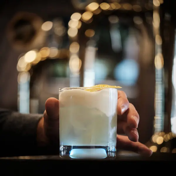 Närbild Fångar Hand Som Håller Frostig Uppfriskande Cocktail Prydd Med Royaltyfria Stockbilder