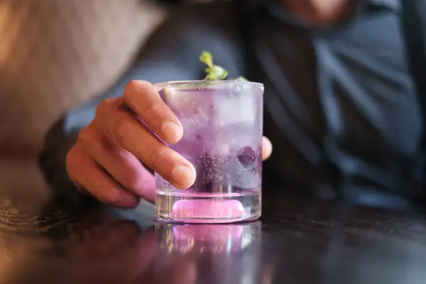 Ein Nahaufnahme Bild Das Den Reiz Eines Erfrischenden Lila Cocktails Stockfoto