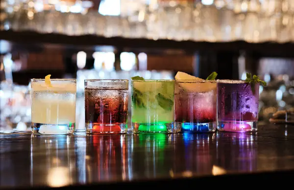 Una Varietà Cinque Cocktail Colorati Ciascuno Decorato Modo Unico Sono Fotografia Stock