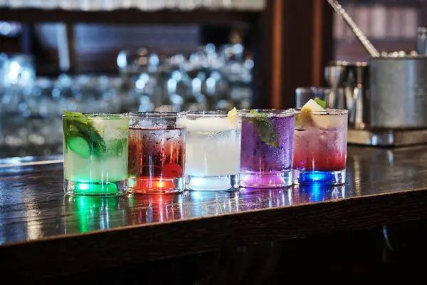 Una Varietà Cinque Cocktail Colorati Ciascuno Decorato Modo Unico Sono Foto Stock Royalty Free